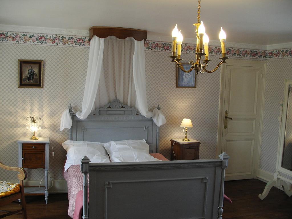 Bed and Breakfast La Tourelle Des Echelles Lésigny Zimmer foto