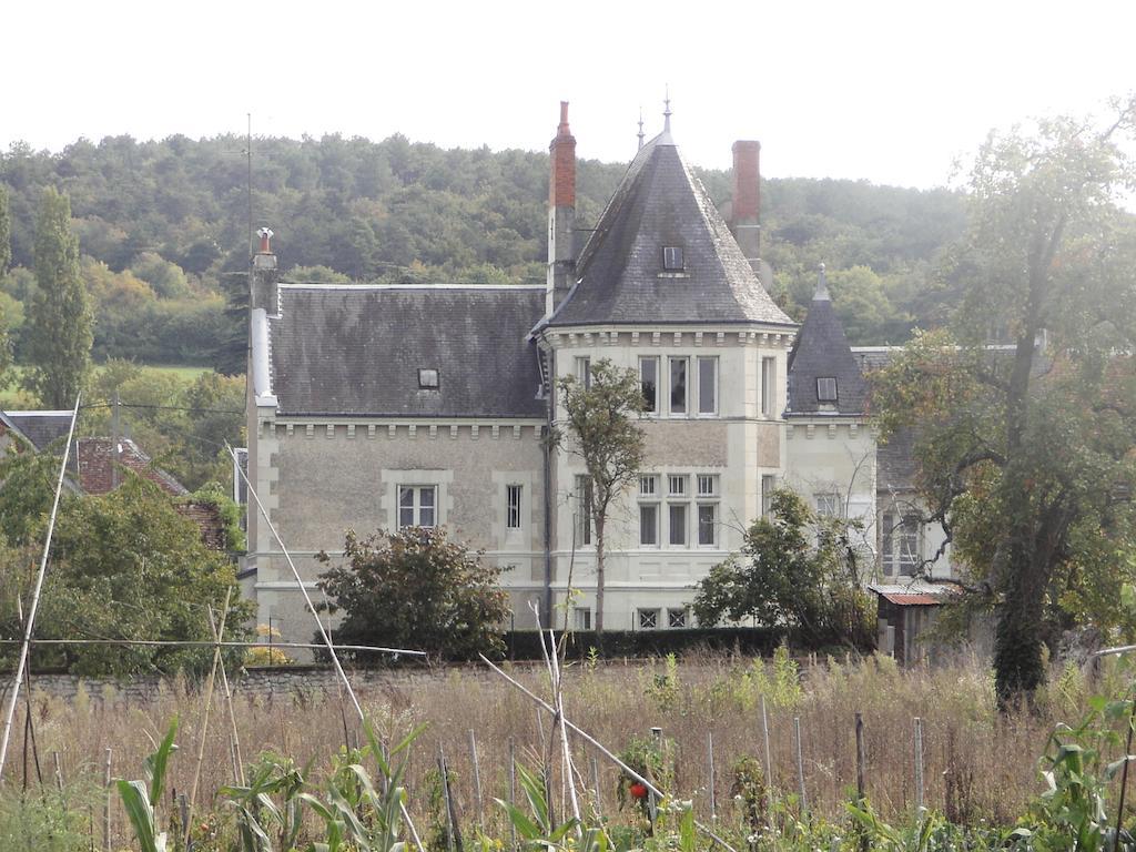 Bed and Breakfast La Tourelle Des Echelles Lésigny Exterior foto